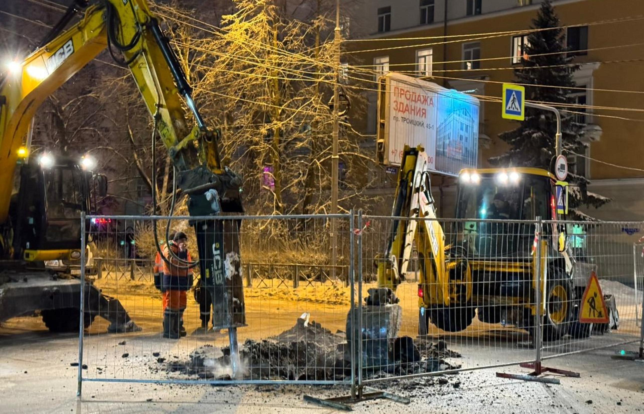 Сотрудники Росводоканала ищут причины течи на сетях у Троицкого проспекта и  на набережной